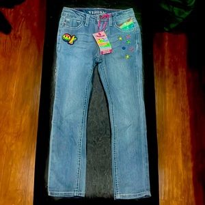 Girls size 6 VIGOSS skinny jeans. Light blue NWT. Really cute patches on them.